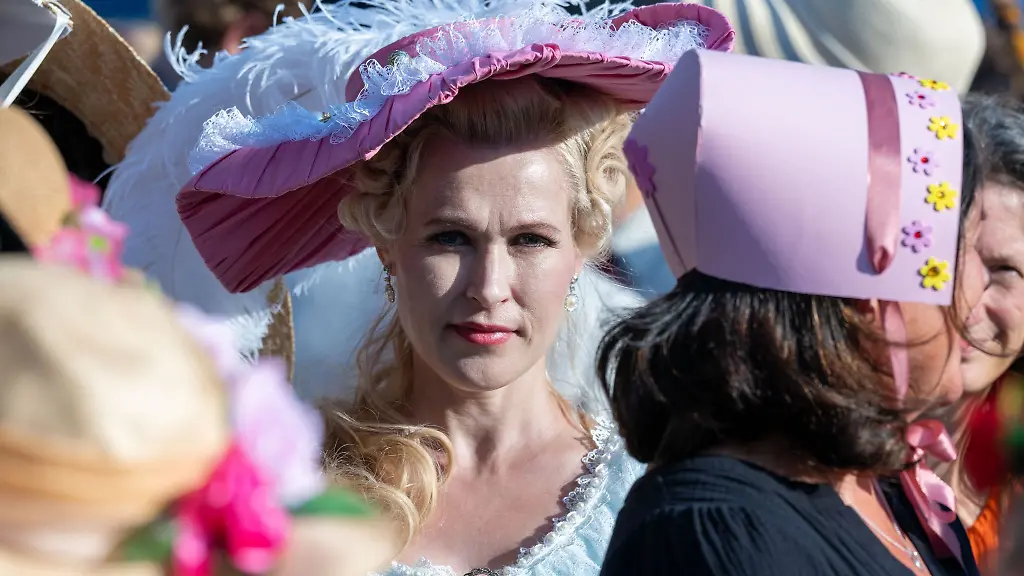 Eine-Besucherin-aus-Greifswalds-polnischer-Partnerstadt-Goleniow-zeigt-sich-kostuemiert-in-der-Stadt