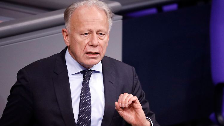 Die bisher von der EU erlassenen Sanktionen verteidigt Trittin als "härtestes Sanktionspaket, was es je gab".