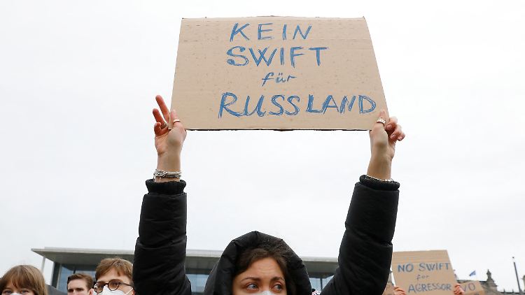 Auch in Deutschland wird der Swift-Ausschluss als ultimative Wirtschaftssanktion gefordert.