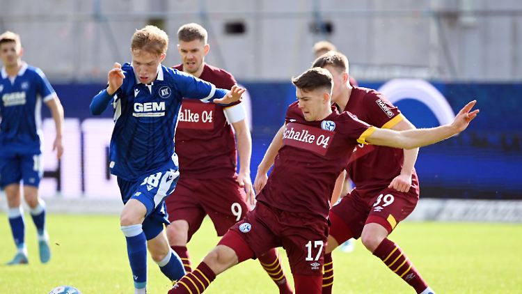 Der FC Schalke spielte ohne Trikotsponsor.