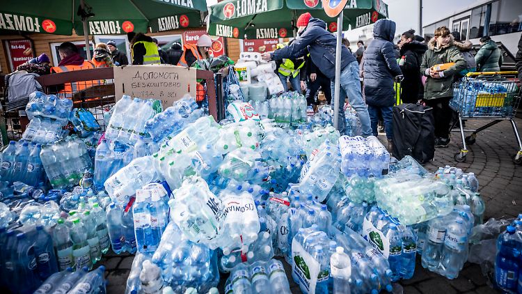 In dem Grenzort stapeln sich die Spenden für die Flüchtlinge.