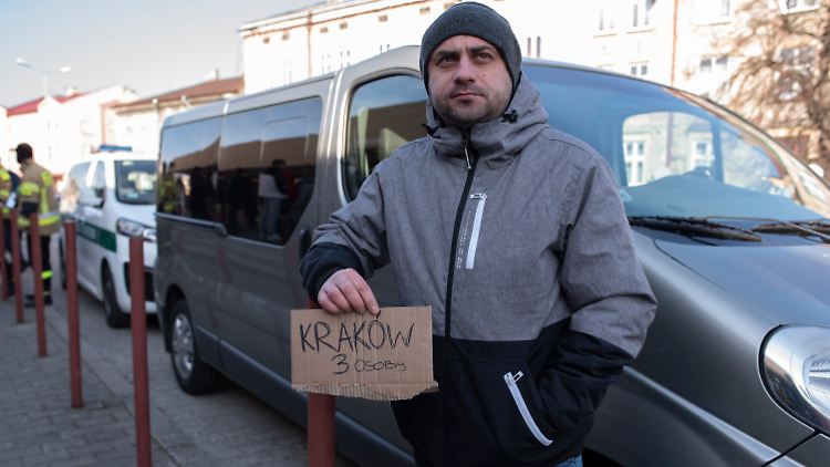 Viele Polen bieten den ankommenden Menschen Weitertransport und Unterkunft an.