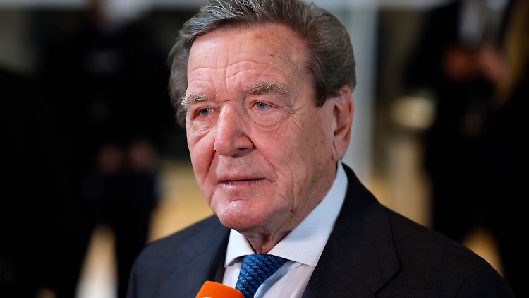 Gerhard Schröder hat bisher lediglich den Angriff auf die Ukraine verurteilt. 