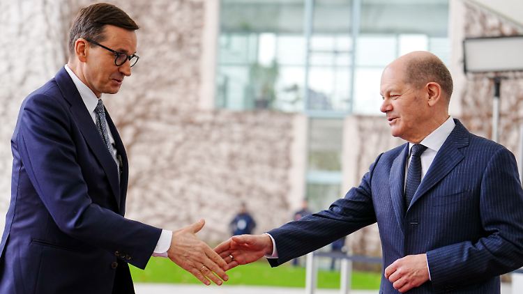 Bei einem Treffen in Berlin kritisiert Morawiecki die deutsche Selbstbezogenheit scharf.