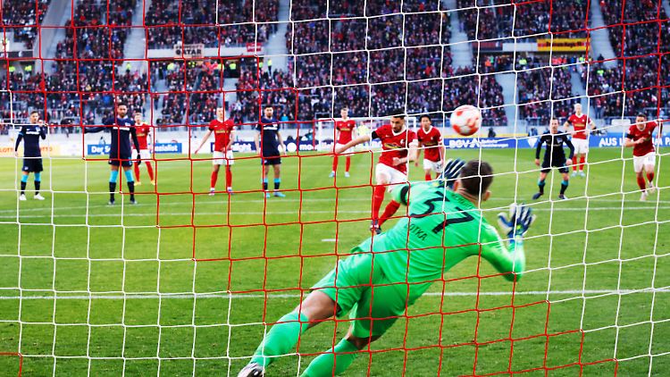 Marcel Lotka kassierte früh sein erstes Gegentor in der Bundesliga.