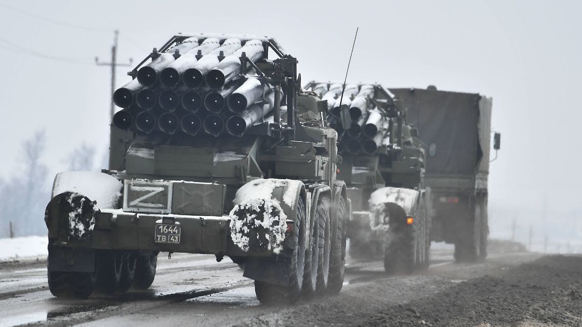 Von Russland aus rollen Raketenwerfer in die Ukraine.