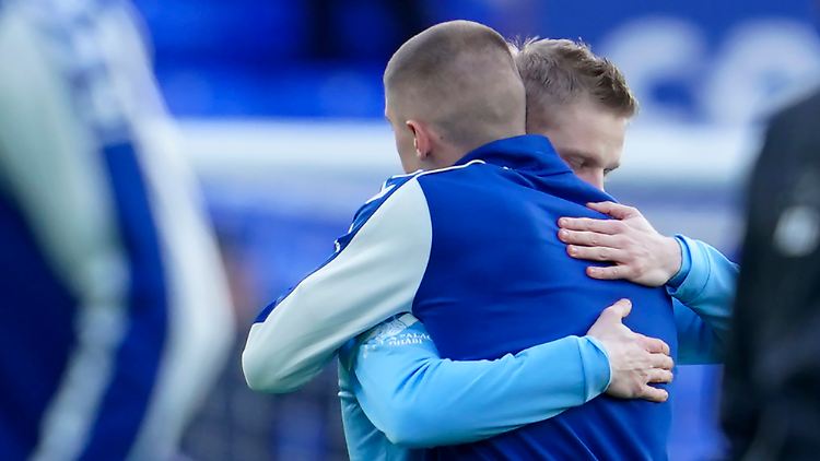 Oleksandr Zinchenko und Vitali Mykolenko umarmten sich vor dem Spiel unter dem Applaus der Fans.