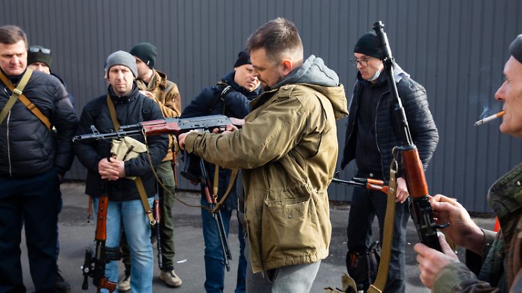 Einwohner von Kiew rüsten sich mit Waffen aus.