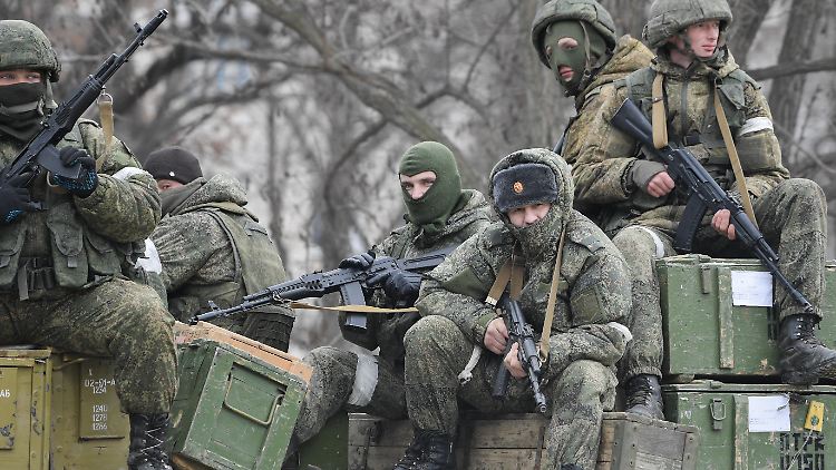 Russische Soldaten in Gefechtsstellung: Zur Zahl der russischen Verluste machte der Verteidigungsminister Igor Konaschenkow keine Angaben.