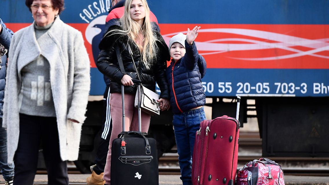 Ungarische Flüchtlinge sind mit dem Zug bis in die Grenzstadt Zahony gekommen.