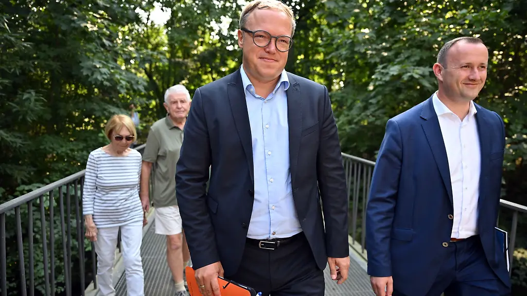 Auf-dem-Weg-zu-komplexen-Gespraechen-Thueringens-CDU-Chef-Mario-Voigt-und-CDU-Generalsekretaer-Christian-Herrgott