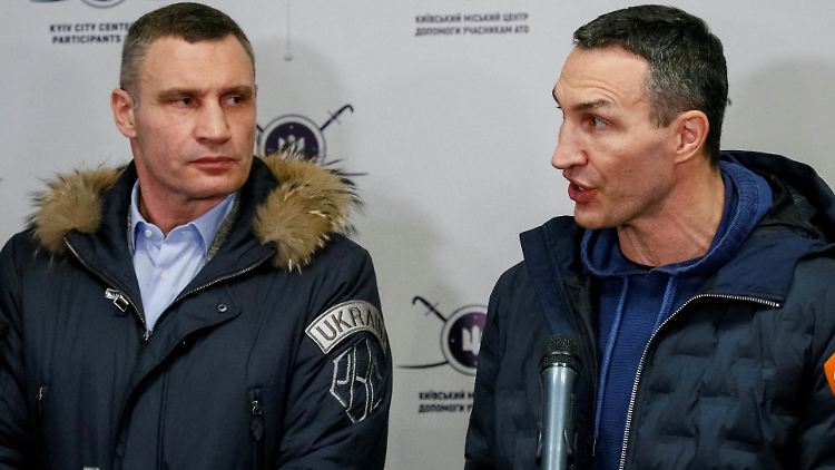 Vitali (l.) und Wladimir Klitschko harren in Kiew aus.