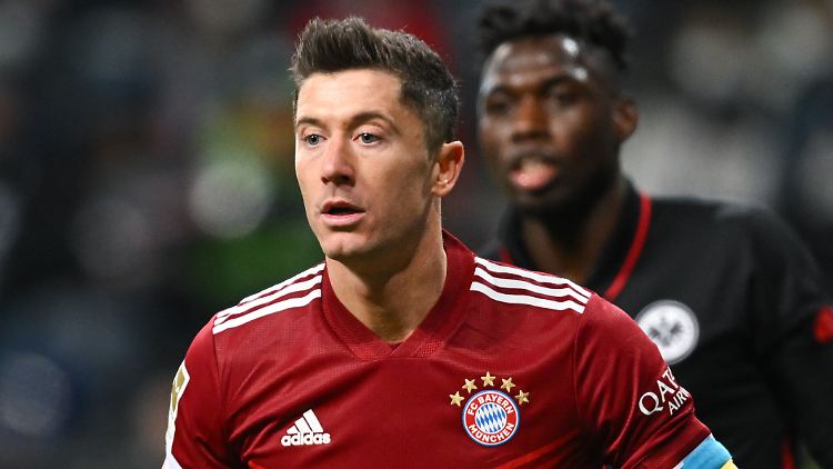 Lewandowski mit seiner Kapitänsbinde in den Farben der ukrainischen Flagge.