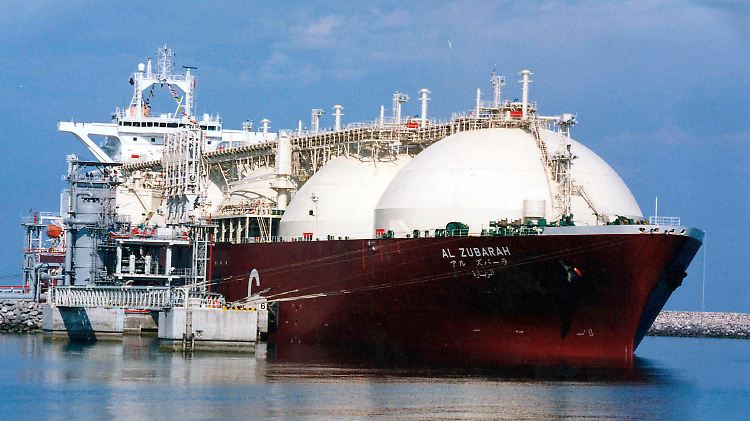 Flüssigerdgas kommt etwa aus Katar - hier wird ein gerade ein Tanker beladen (Archivbild).