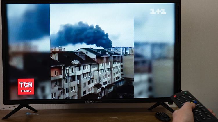 Die Menschen in der Ukraine verfolgen das dramatische Geschehen in ihrem Land auch im Fernsehen.