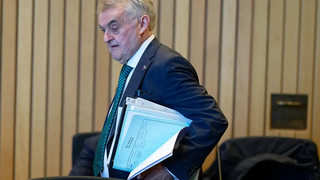 Hinter-den-Hetz-Plakaten-steckt-eine-rechtsextreme-Gruppierung-sagt-der-Innenminister