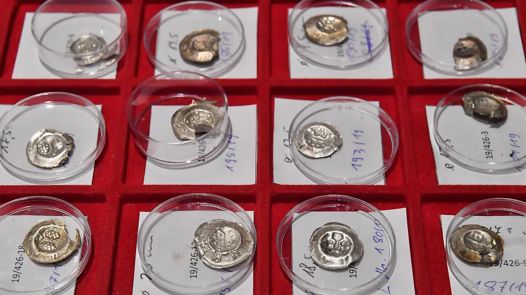 Der-Zufall-hatte-dazu-gefuehrt-dass-eine-Jaegerin-den-Muenzschatz-2019-entdeckte-Nun-ist-er-erstmals-oeffentlich-zu-sehen