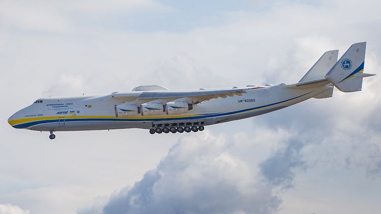 Die Antonow An-225 "Mriya" war dafür konzipiert worden, die Raumfähre Buran im Huckepack-Verfahren zu transportieren.
