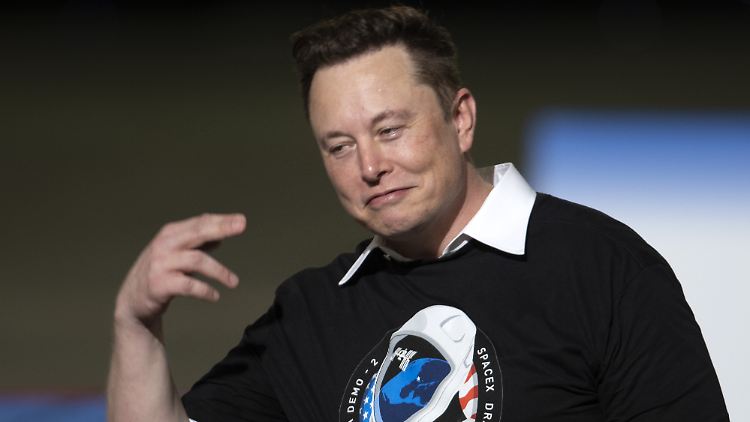 Deutet an, dass er mit SpaceX einspringen würde: Elon Musk.