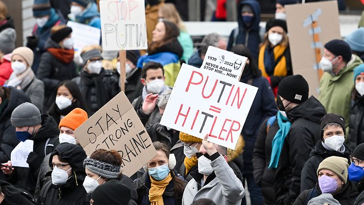 Der Vergleich zwischen Wladimir Putin und Adolf Hitler wurde von vielen Demonstranten angestellt.