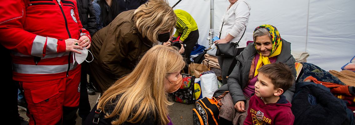 Staatspräsidentin Zuzana Caputova, bei einem Besuch in einer Einrichtung für die Aufnahme von Flüchtlingen.