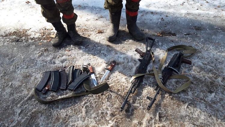 Ukrainische Stellen verbreiten teils völkerrechtswidrige Fotos angeblicher russischer Gefangener und gefallener Soldaten.