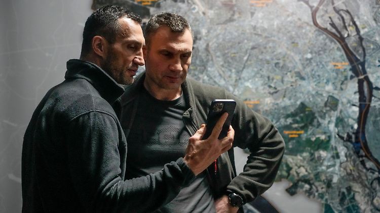 Die Klitschko-Brüder wollen Kiew notfalls auch mit der Waffe in der Hand verteidigen.