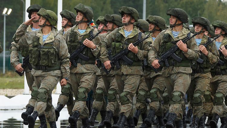 Belarussische Fallschirmjäger bei einer Parade.