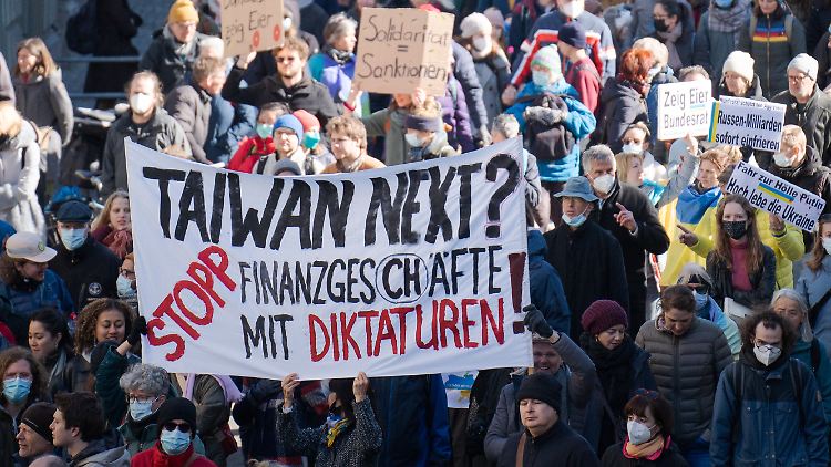 In der Schweiz protestierten am Wochenende Tausende, wie hier in Bern, gegen den Krieg und forderten Sanktionen.