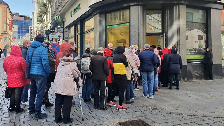 Auch in Tschechien stehen die Kunden der Sberbank Schlange, um Geld abzuheben. 