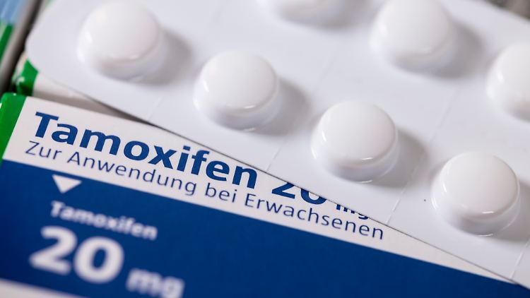 Brustkrebs-Patientinnen sind verunsichert: Beim Medikament Tamoxifen, das Zehntausende jahrelang begleitet, gibt es Lieferengpässe. 