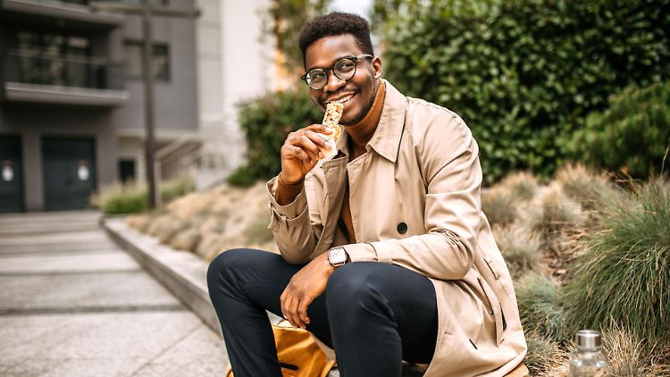 Ein Proteinriegel ist die schnelle Alternative in der Mittagspause.