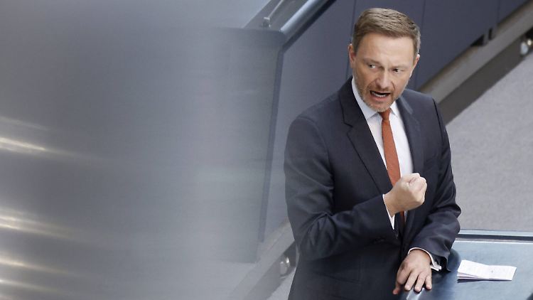 Finanzminister Christian Lindner kündigt trotz der Bereitstellung von zusätzlichen 100 Milliarden Euro für die Bundeswehr die Einhaltung der Schuldenbremse ab 2023 an.