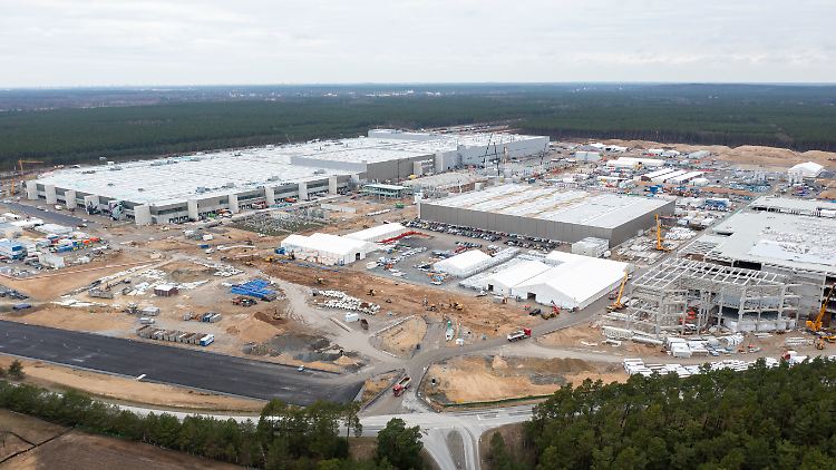 Noch nicht fertig, aber weit fortgeschritten: Im Turbotempo hat Tesla die Fabrik seit 2020 in Brandenburg hochgezogen. 