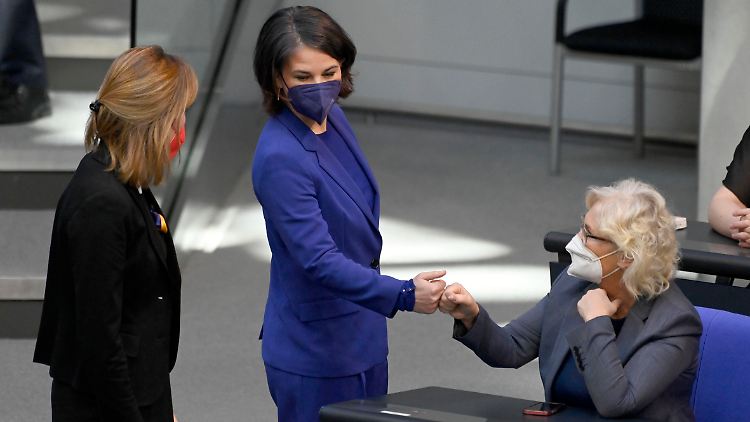 Außenministerin Annalena Baerbock und Verteidigungsministerin Christine Lambrecht in der Sondersitzung: Am Sonntag fand eine historische Bundestagssitzung statt.