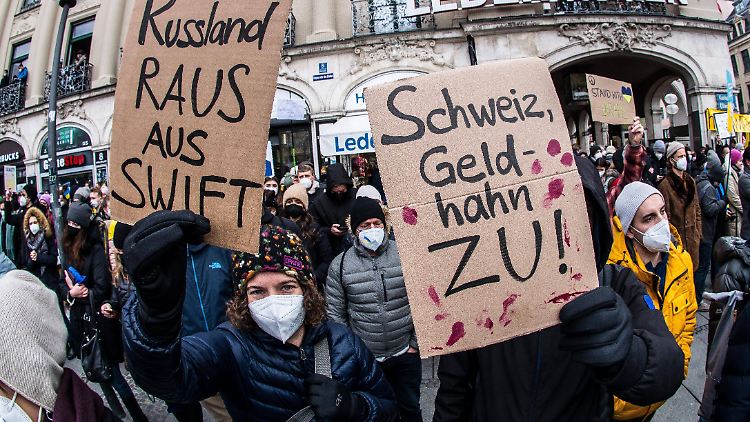 Bei Protesten wie diesem in München wird auch die Rolle der Schweiz kritisiert.