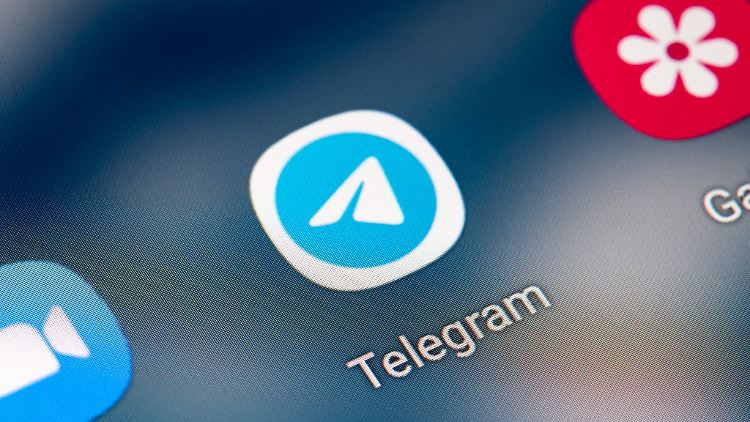 Beliebt ist Telegam wegen seiner Ende-zu-Ende-Verschlüsselung privater Nachrichten, die eine Überwachung wesentlich erschwert.