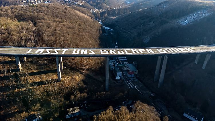 Die Rahmede-Talbrücke ist seit Dezember wegen ihres schlechten Zustandes gesperrt.