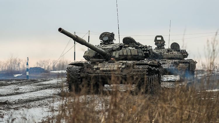 Russland setzt in der Ukraine viele T72-Panzer ein, die noch aus dem Kalten Krieg stammen. Seit Produktionsbeginn 1972 wurden sie allerdings beständig modernisiert.