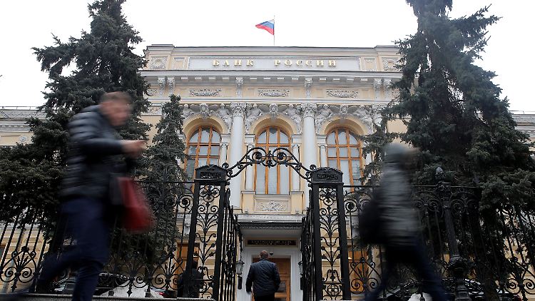 Auch die russische Zentralbank ist am Montag im Krisenmodus und erhöht den Leitzins von 9,5 auf 20 Prozent.