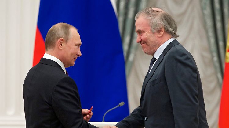 Wladimir Putin zeichnete 2016 Waleri Gergijew, damals künstlerischer Leiter des Mariinski-Theaters, mit dem Orden "Für Verdienste um das Vaterland" im Kreml aus.