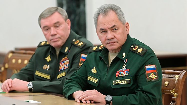 Verteidigungsminister Schoigu (rechts) kündigte den Schritt im Gespräch mit Präsident Putin an.