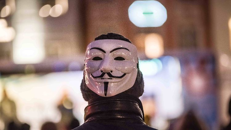 Auf der Internetseite der Zeitung "Iswestija" war ein Banner der Hackergruppe "Anonymous" zu sehen.