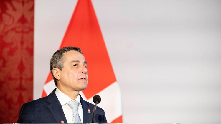 Der Schweizer Bundespräsident Ignazio Cassis verkündete die Sanktionen in Bern.