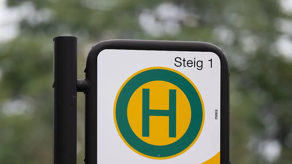 Attacke-auf-Busfahrer-am-Busbahnhof-in-Luedenscheid-19-jaehriger-schlaegt-zu-Foto-Illustration