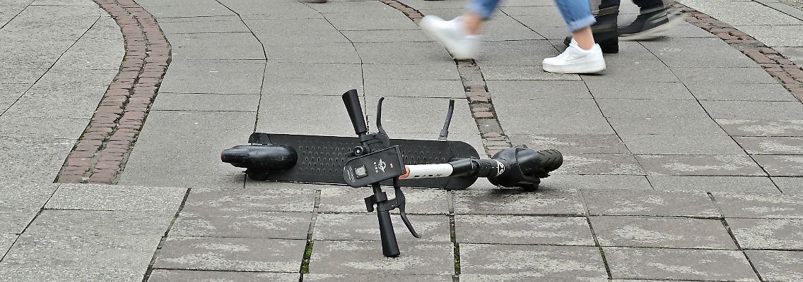 Die E-Scooter werden am Zielort oft einfach nur hingeschmissen. Das macht sie schnell zur Stolperfalle.