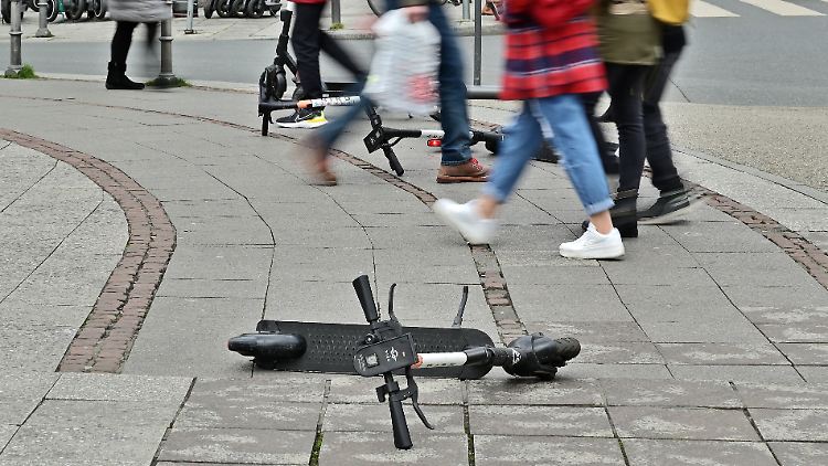 Die E-Scooter werden am Zielort oft einfach nur hingeschmissen oder später umgestoßen. Das macht sie schnell zur Stolperfalle.