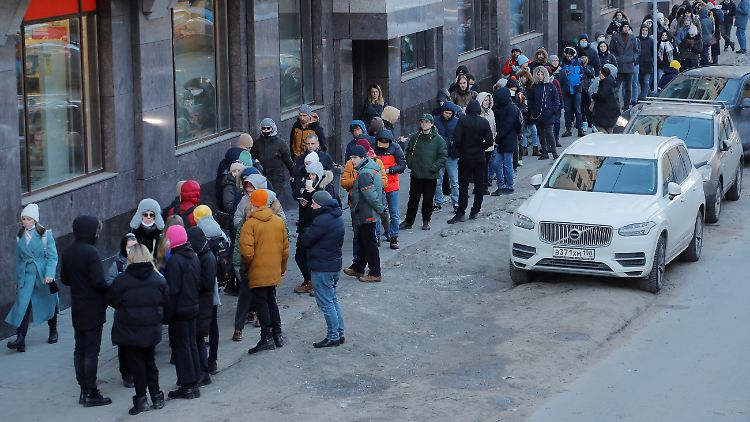 Bankkunden stehen Schlange vor einem Geldautomaten in St. Petersburg.