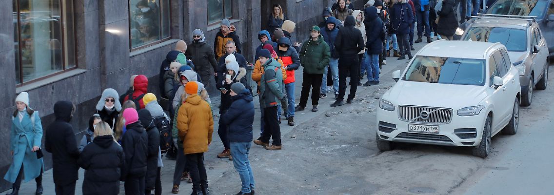 2022-02-27T135856Z_1315302050_RC2CSS9APY61_RTRMADP_3_UKRAINE-CRISIS-RUSSIA-BANKS (1).JPG