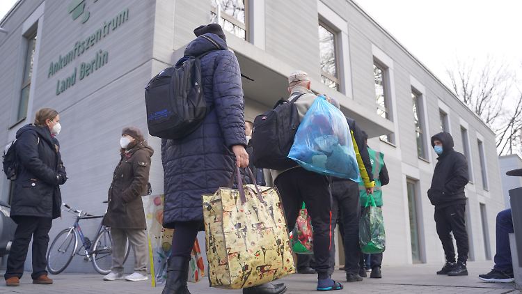 In Berlin werden erste Geflüchtete aus der Ukraine in Unterkünfte begleitet.